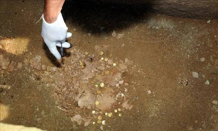 Kayanın içerisinde külçeyle altın buldu! Değeri tam 160 bin dolar: Nasıl keşfettiğini duyanlar dedektörüne sarıldı 1